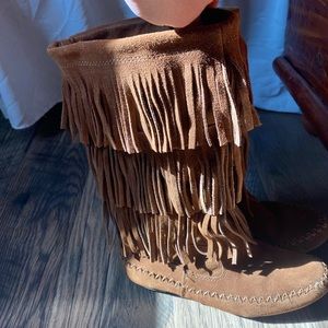 Adorable Minnetonka moccasins. Light wear, size 7